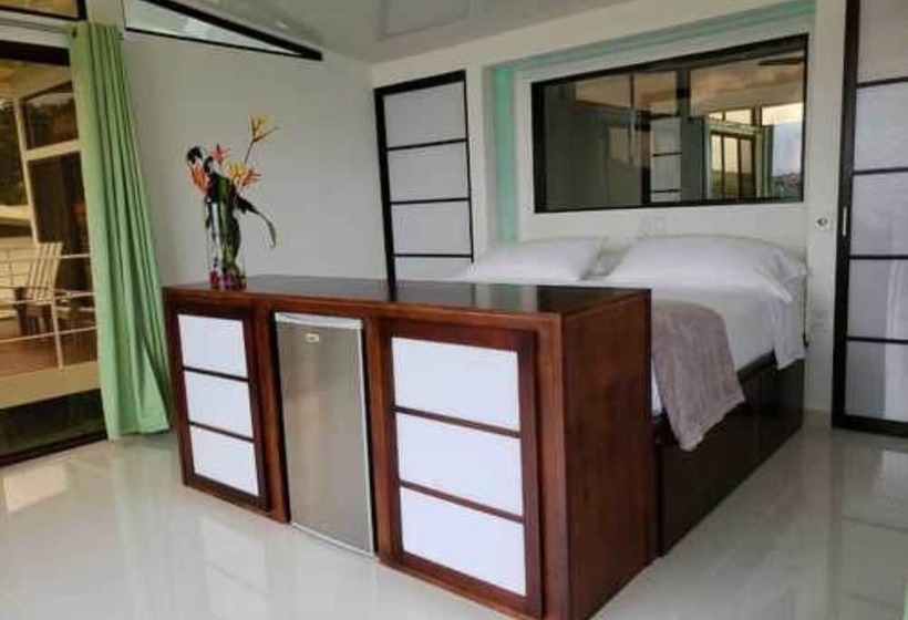 بانگلوی لوکس, Laguna Arenal