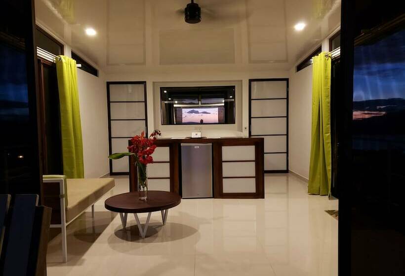 بانگلوی لوکس, Laguna Arenal