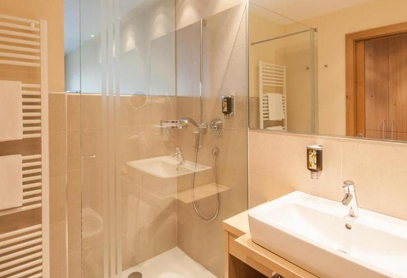 Comfort room with balcony, Hilburger