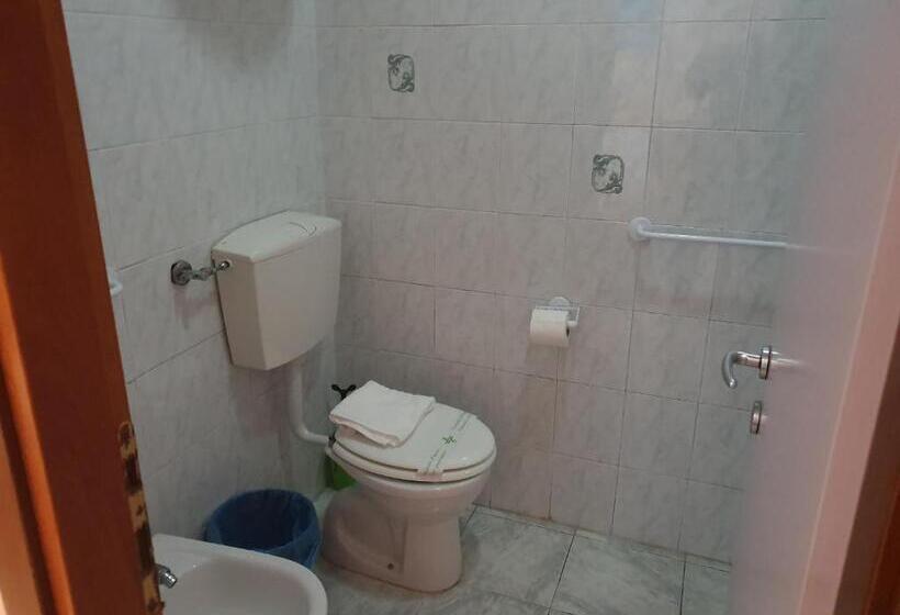 اتاق اکونومی, Locanda Dalla Compagnia