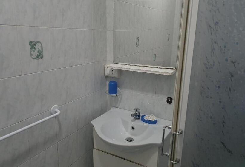 اتاق اکونومی, Locanda Dalla Compagnia