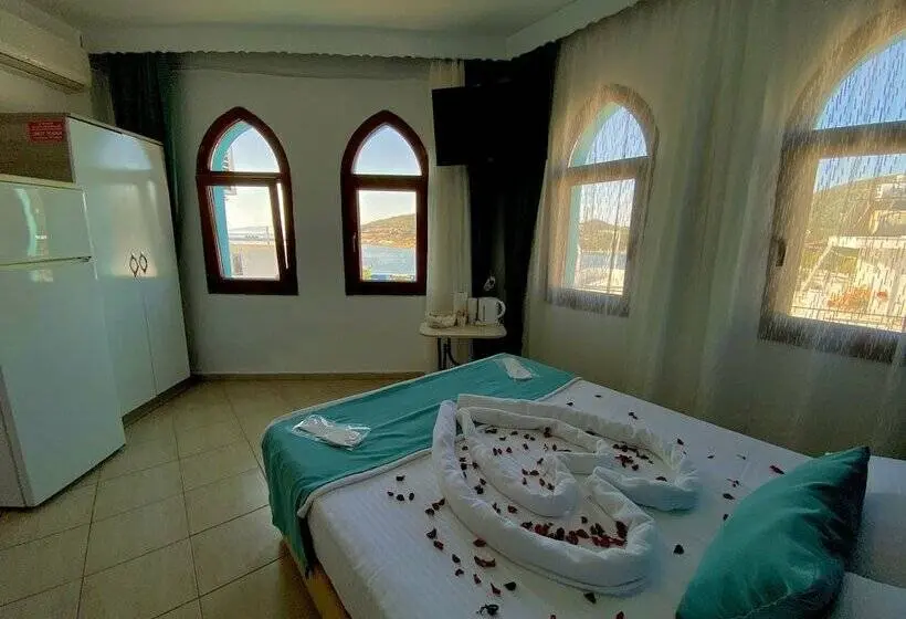 Habitación Triple Clásica, Sakin Otel