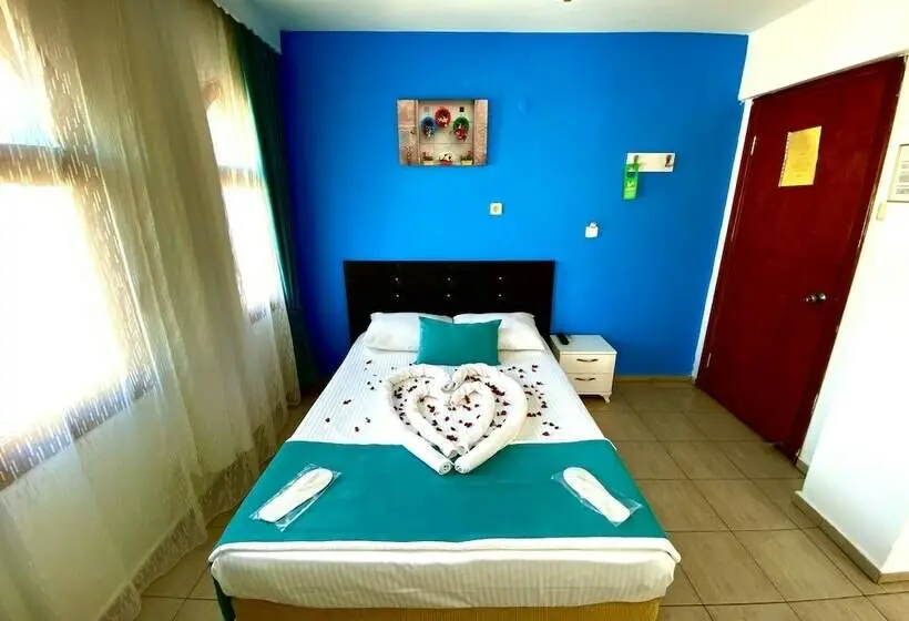 Habitación Triple Clásica, Sakin Otel