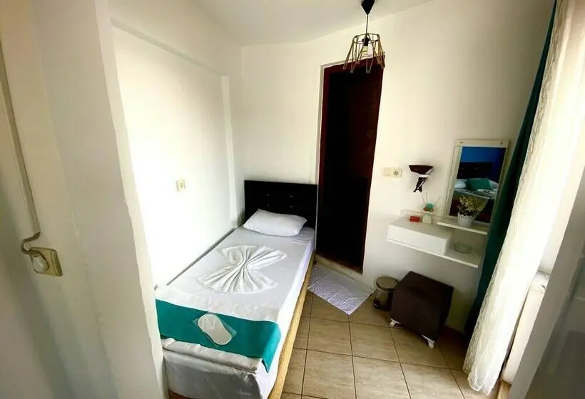 Habitación Triple Clásica, Sakin Otel
