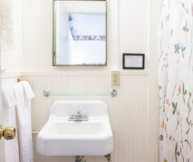 דירת חדר, Chimney Rock Inn