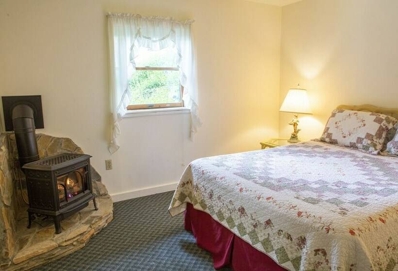 דירת חדר, Chimney Rock Inn