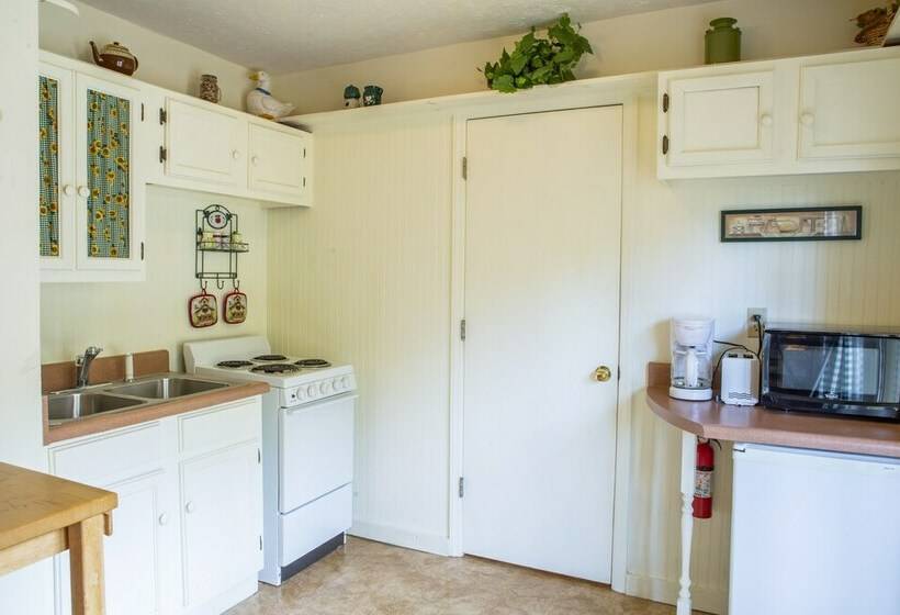 דירת חדר, Chimney Rock Inn