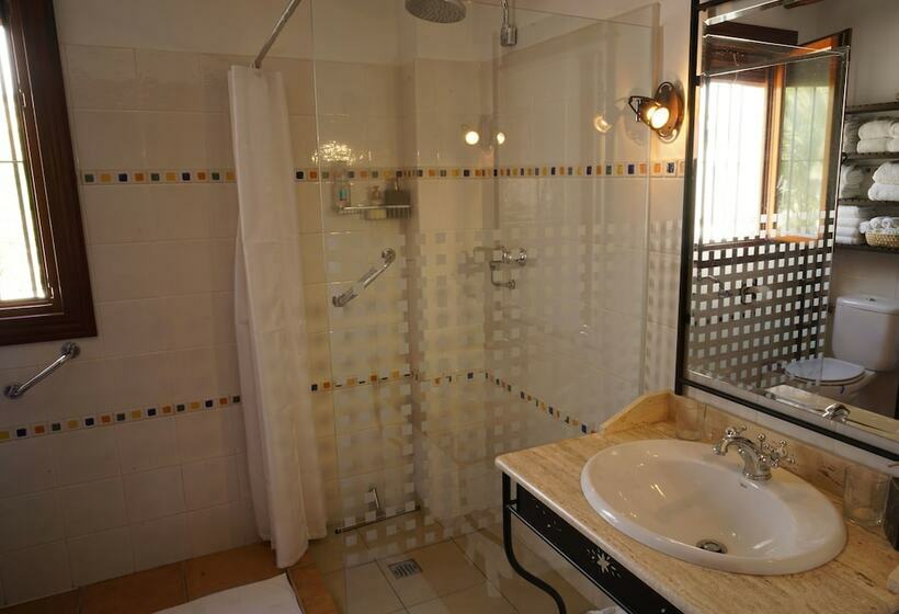 컴포트 룸, El Amparo