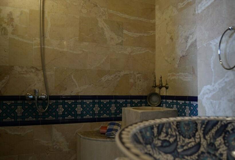 סוויטה משפחתית, Canela Cave