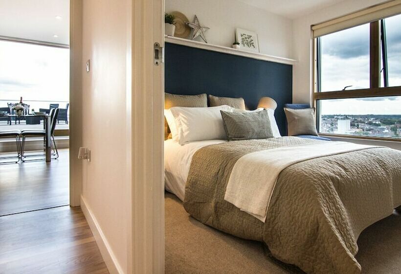 2침실 펜트하우스 아파트, The Penthouse At Hewitt