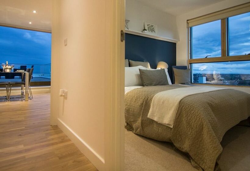 2침실 펜트하우스 아파트, The Penthouse At Hewitt