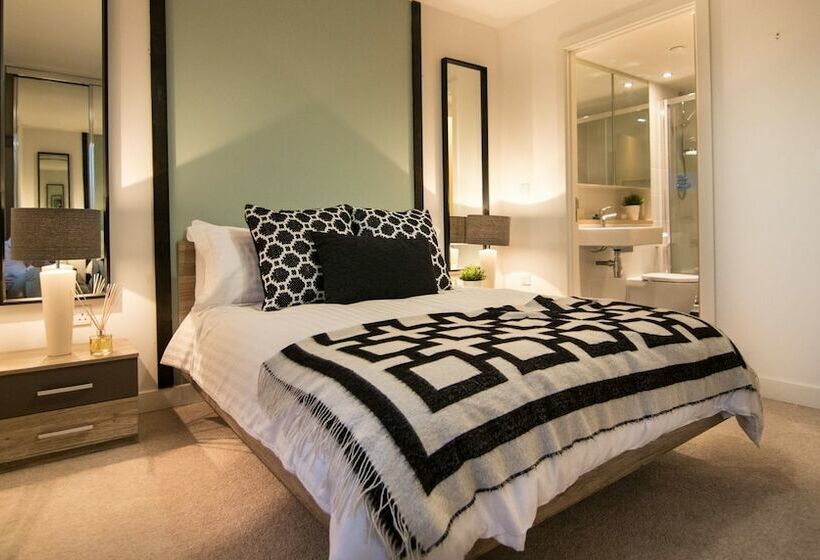 2침실 펜트하우스 아파트, The Penthouse At Hewitt