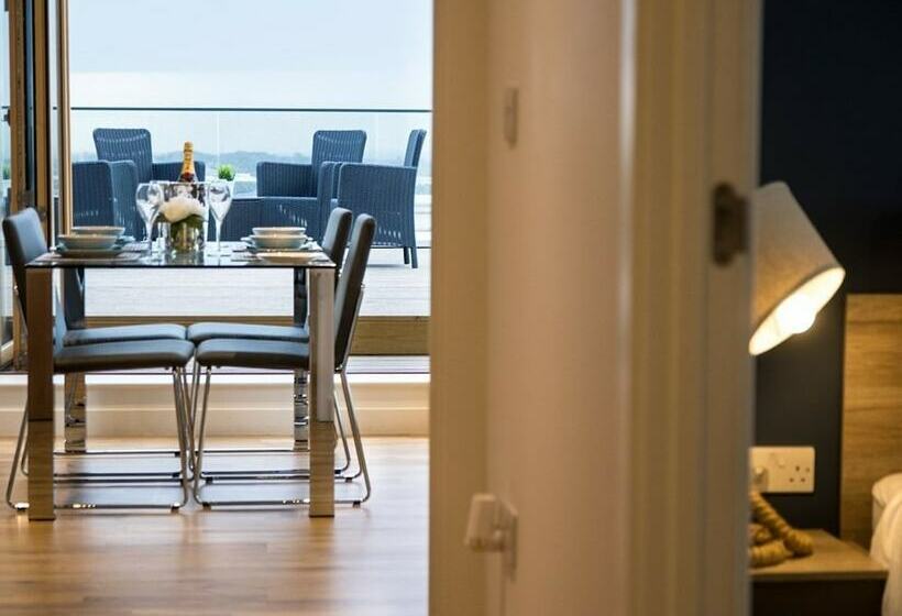 2침실 펜트하우스 아파트, The Penthouse At Hewitt