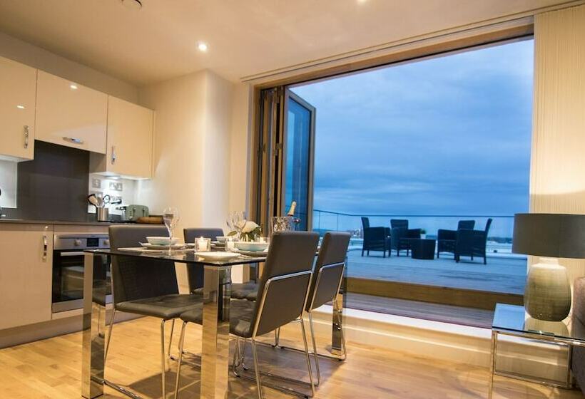 2침실 펜트하우스 아파트, The Penthouse At Hewitt