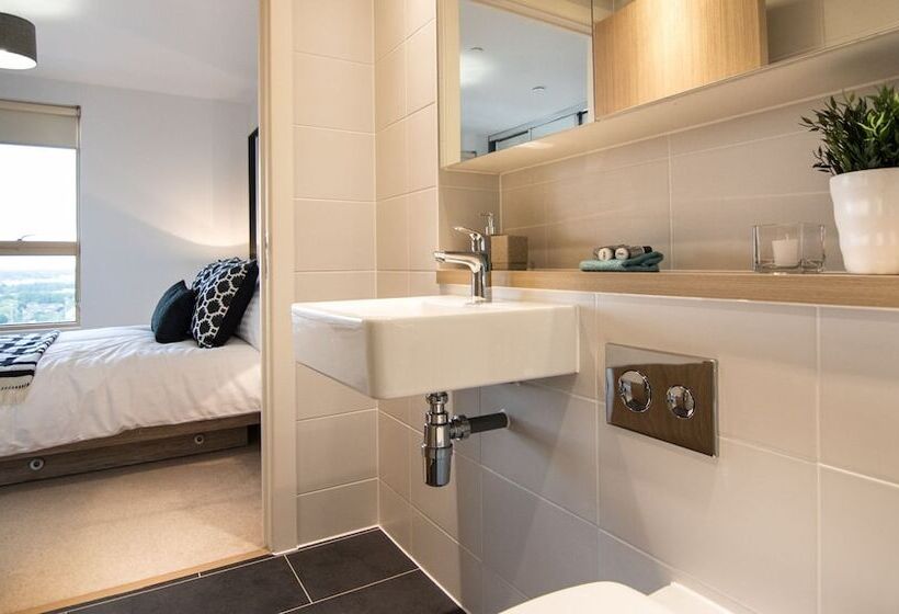 2침실 펜트하우스 아파트, The Penthouse At Hewitt