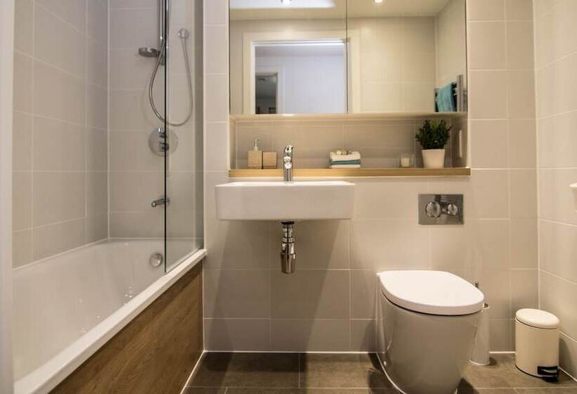 2침실 펜트하우스 아파트, The Penthouse At Hewitt