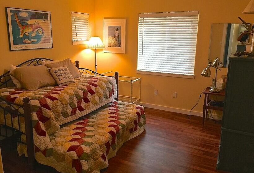 منزل غرفتين نوم, Mutiny Bay Cottage