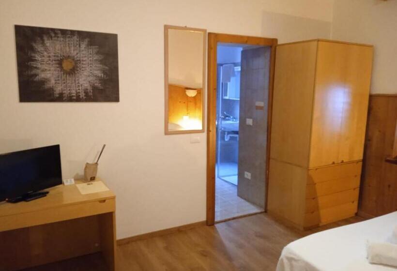 غرفة قياسية مطلة على الجبل, Brustolon