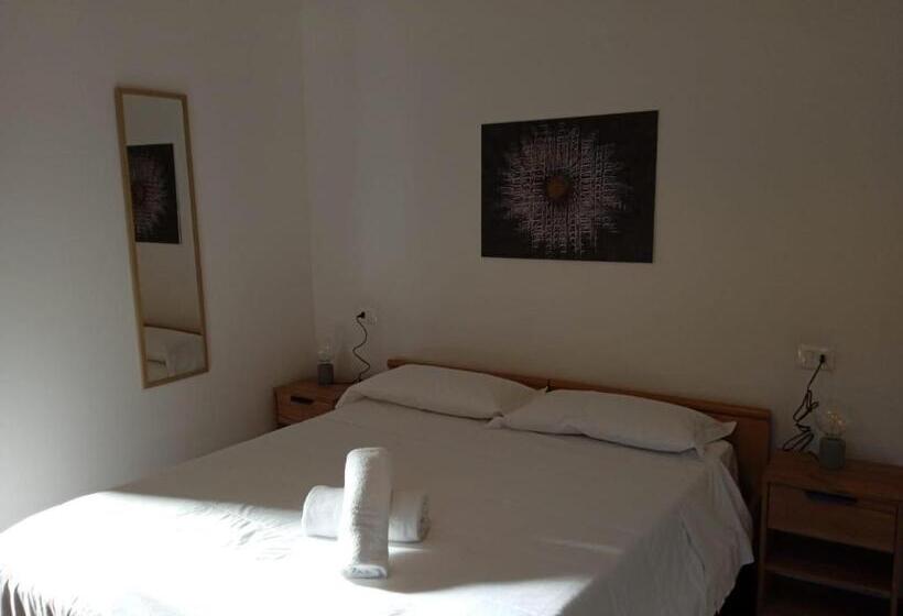 غرفة قياسية مطلة على الجبل, Brustolon