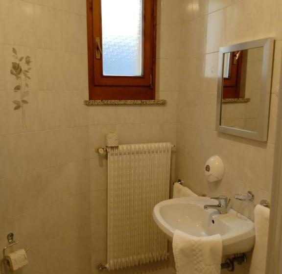 غرفة قياسية رباعية, Brustolon