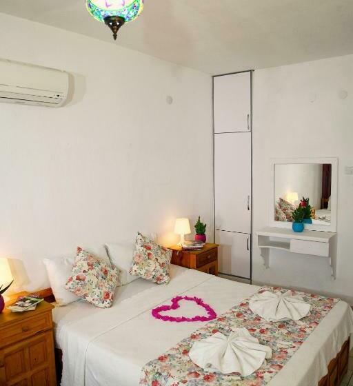 Pokój Standard Trzyosobowy, Myra