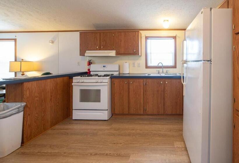 2ベッドルームハウス, Star Gate Motel