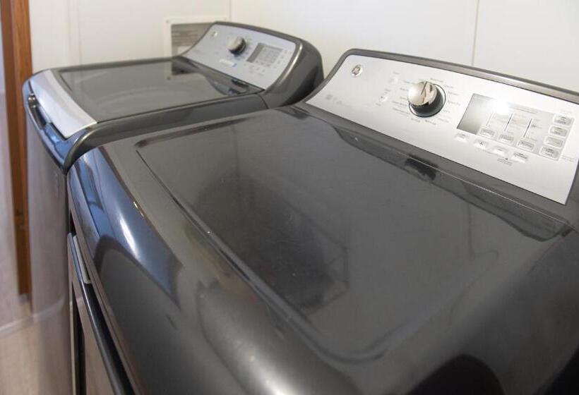 2ベッドルームハウス, Star Gate Motel