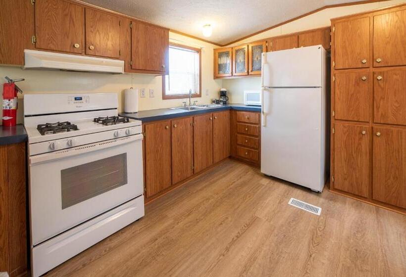 2ベッドルームハウス, Star Gate Motel