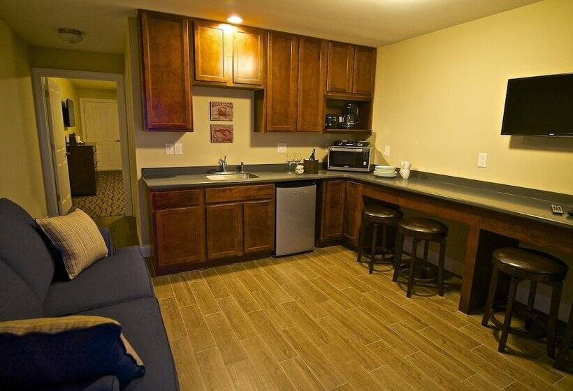 جناح سرير ملكى, The Pelham Resort Motel