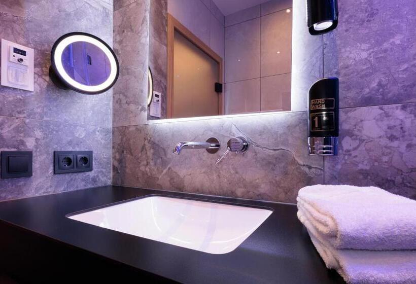 이코노미 룸, Am Paulusbogen