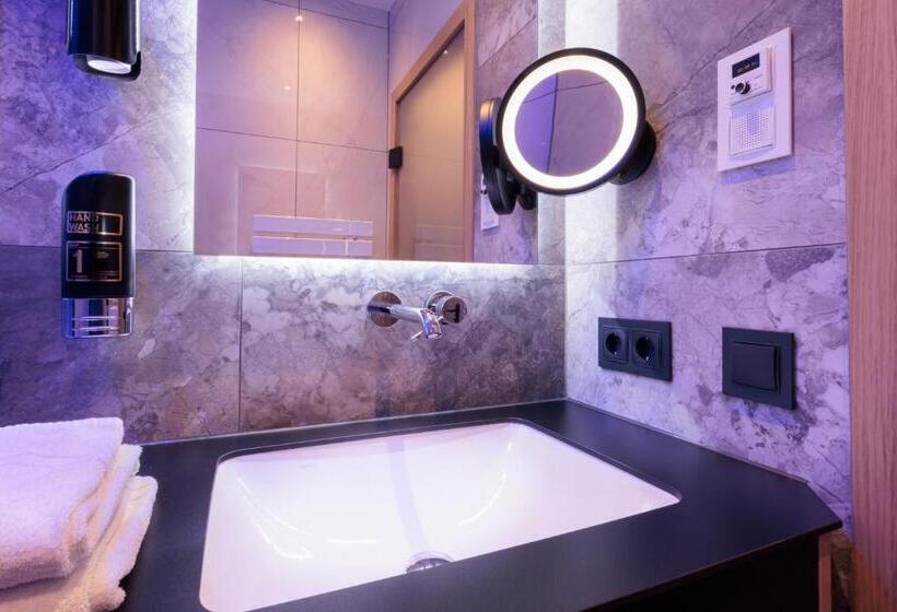 이코노미 룸, Am Paulusbogen