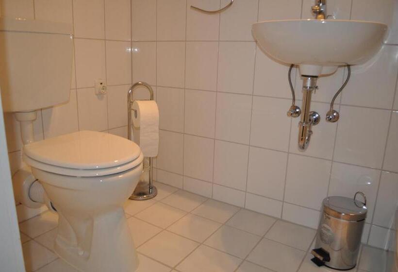 חדר סטנדרט לשלושה, Engel Altenau