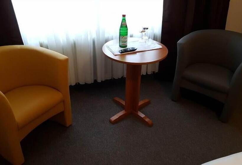 חדר סטנדרט לשלושה, Engel Altenau