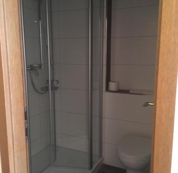 标准单人间, Hechinger Hof