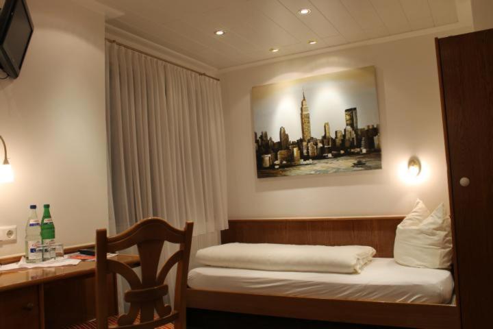 Quarto standart individual, Garni Krone