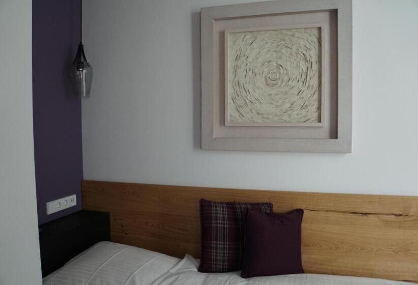 Quarto standart individual, Adler Botenheim