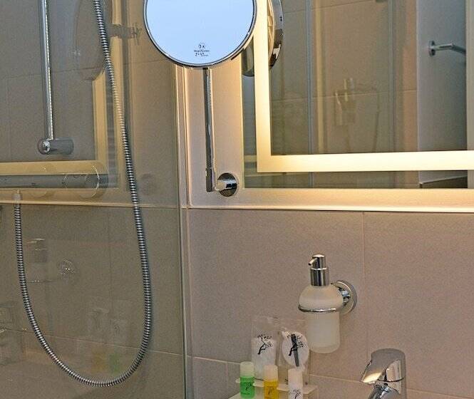 جناح جونيور, Genohotel Baunatal