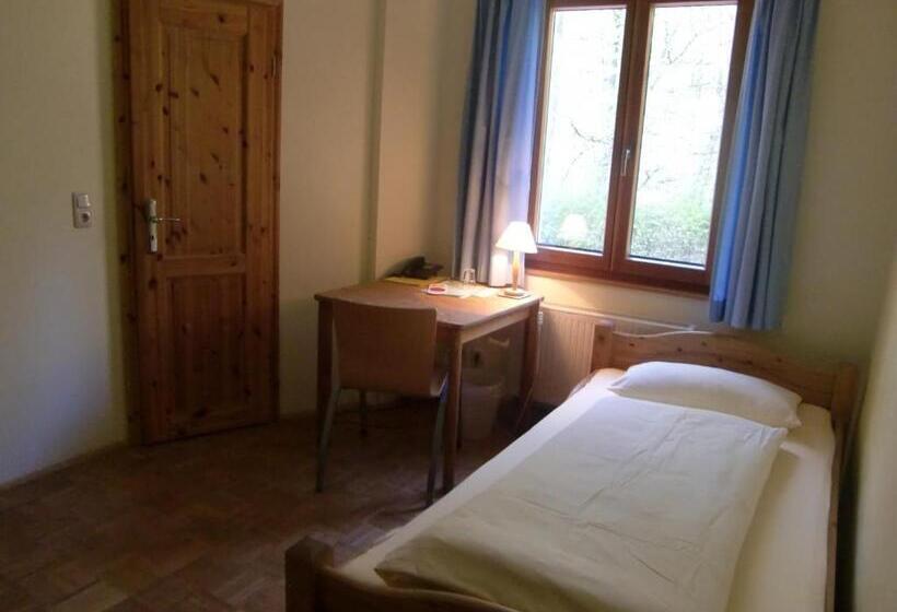 חדר סטנדרט יחיד, Grünwald