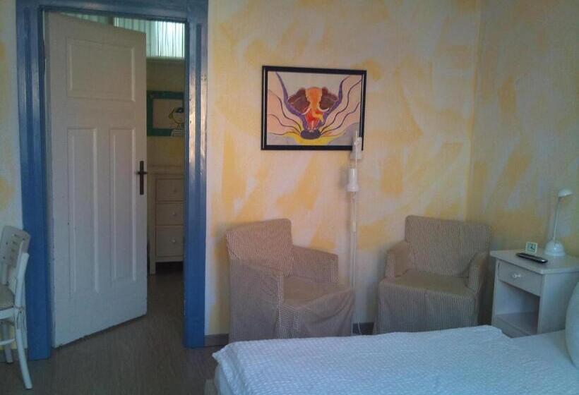 חדר משפחתי, Haus Strandburg