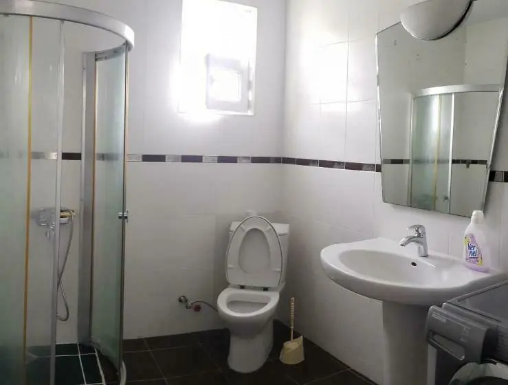 اتاق خانوادگی با سرویس بهداشتی مشترک, Enigma House