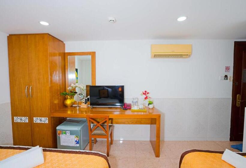 اتاق استاندارد سه نفره, Felix