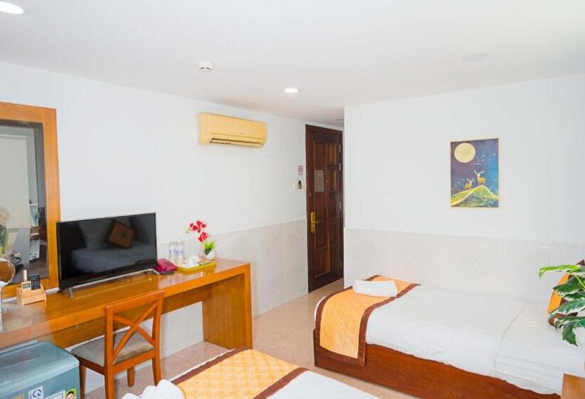 اتاق استاندارد سه نفره, Felix