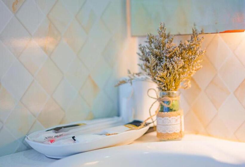 اتاق استاندارد سه نفره, Felix