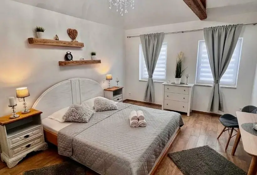 デラックストリプルルーム, Apartmány Ellie
