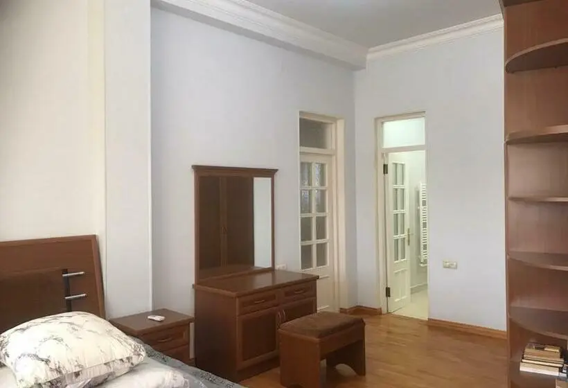 バルコニー付きデラックスルーム, Najaryan’s Family Guest House