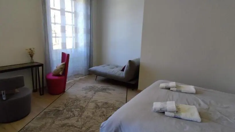 庭の見えるスタンダードトリプルルーム, Domaine Les Garrigues