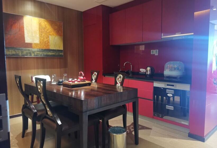 חדר משפחתי, Luoyang Christian S