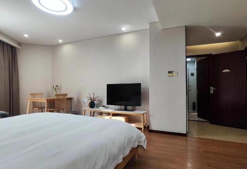 Suite with lake view, East King Business