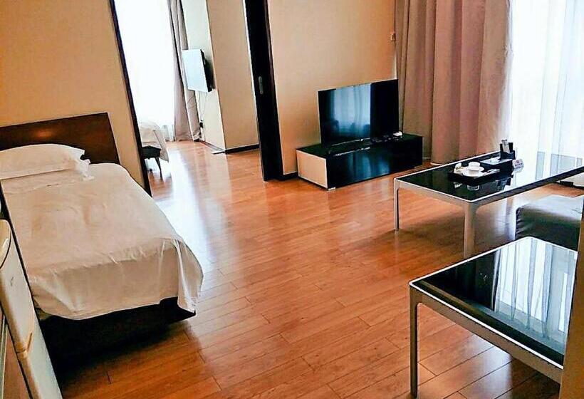 חדר משפחתי, East King Business