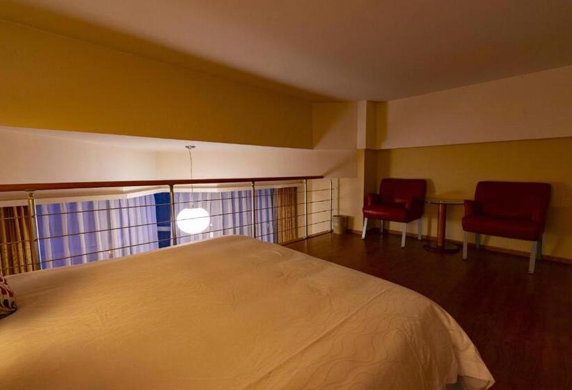 חדר משפחתי, East King Business